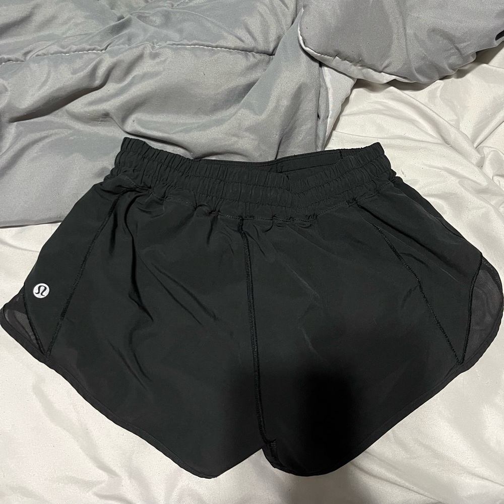 LULULEMON HOTTY HOT 2.5 inch shorts,black,size 6